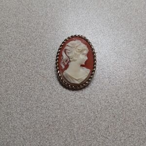Vintage-Inspired Cameo Brooch in Gold and Cream